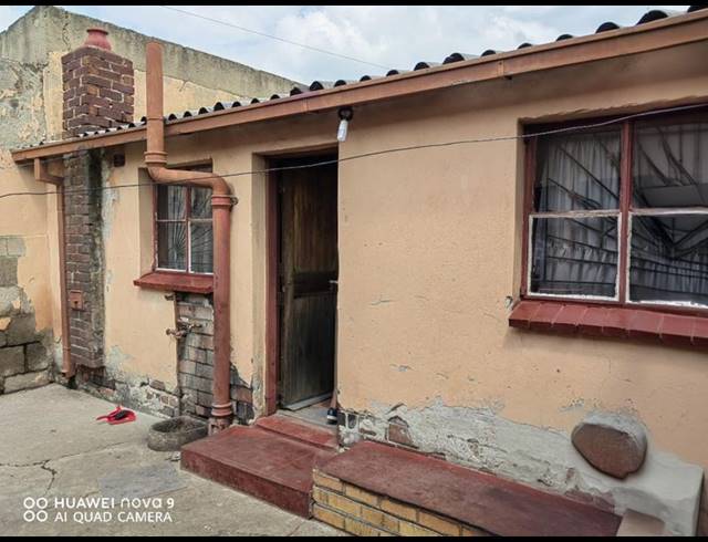 5 BEDROOM HOUSE FOR SALE IN MOFOLO CENTRAL